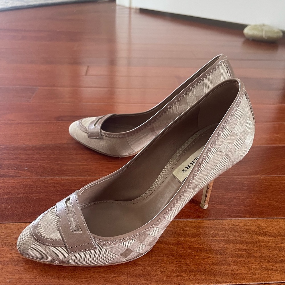 Authentic Burberry heels/ pumps